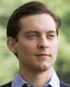 The details. Tobey Maguire se fija en Los detalles